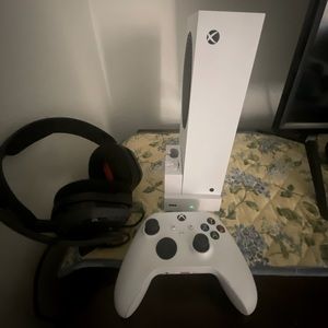 Xbox s series with chargeable batteries plus controller and headset